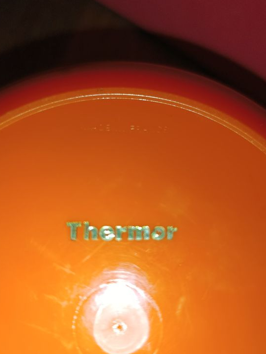 Ancien glacier, seau, bac à glaçons isothermique en forme d'une boule Années 70'' . En plastique ABS couleur orange pop. Signé