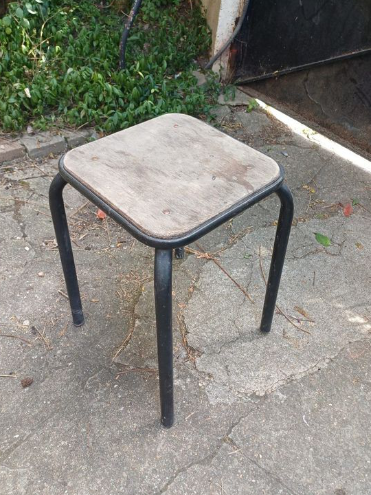 Tabouret d’atelier en métal et bois table de chevet tabouret d’usine mobilier scolaire
