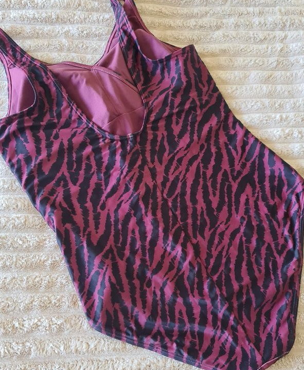 Maillot de bain post-opératoire neuf : imprimé animal noir et rouge canneberge, taille 46FR / 18UK