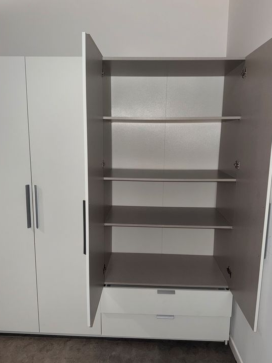 Grande armoire blanche 4 portes – très bon état