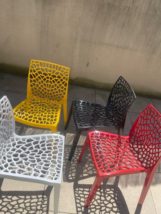 Table de jardin avec chaises