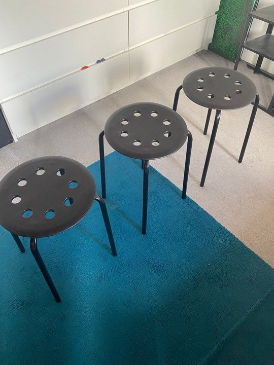 Trois Tabourets IKEA noir