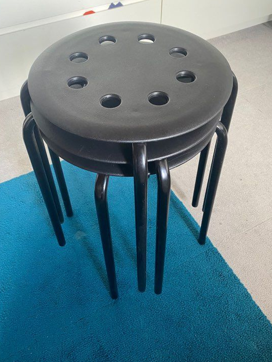 Trois Tabourets IKEA noir