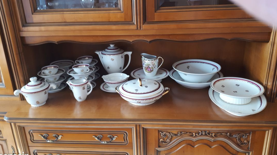Service en PORCELAINE de LIMOGES DE 74 pièces