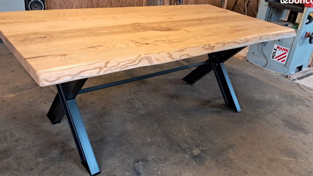 Table style industriel en frêne massif
