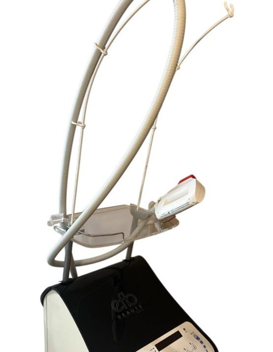 Machine esthétique lumière pulsée ARIANE NG marque eurofeedback photo rajeunissement et dépilation