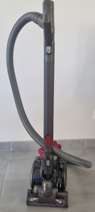 Aspirateur traineau dyson city DC26 carbon fibre sans sac traineau