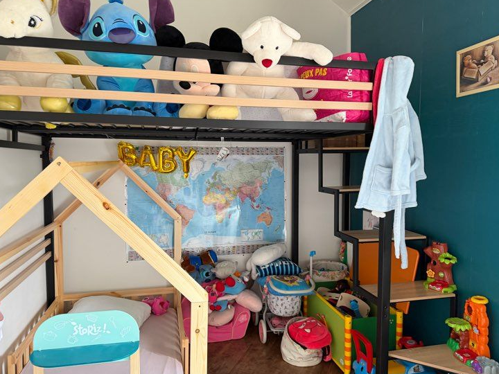 Lit haut avec marche