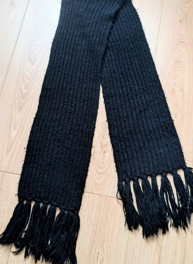 Grande écharpe en laine noire marque Bizzbee