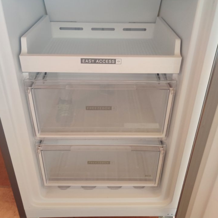 Grand frigidaire et réfrigérateur beg