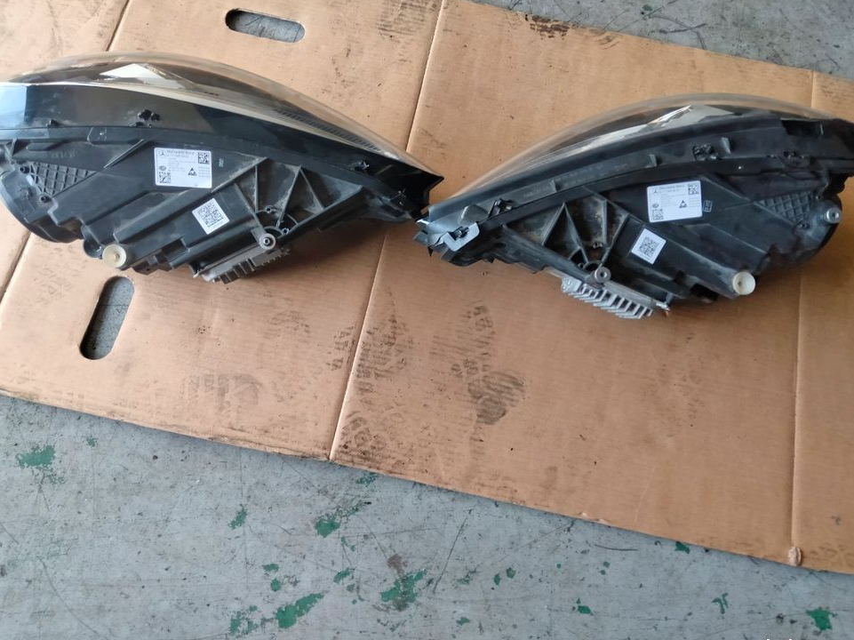 Je vends deux phare de Mercedes classe a de 2020 avant droite et avant gauche référence de pièces à 177 à 906 55 00 l'autre côté à 177 906 56 00