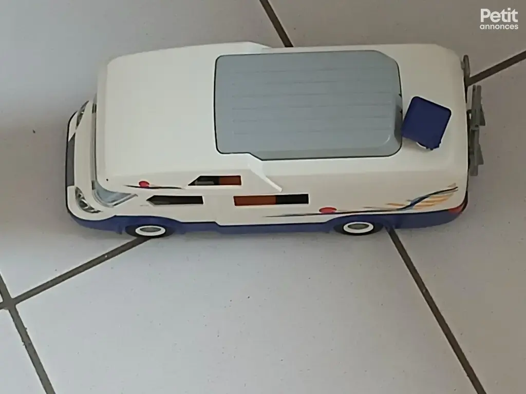 playmobil camping car très bon état complet