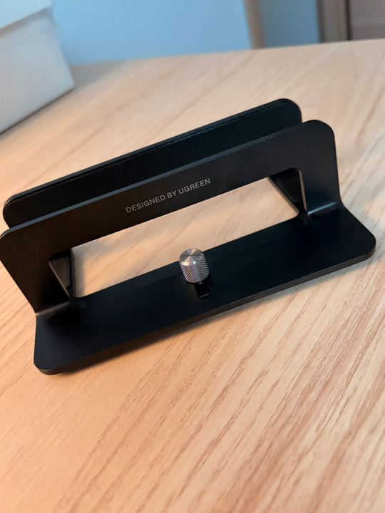 UGREEN Support Ordinateur Vertical en Aluminium Laptop Stand Vertical Porte PC Portable Bureau Réglable Compatible avec MacBook Pro Air MateBook Chromebook Surface Dell HP iPad Pro Air (Noir)