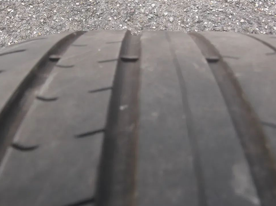2 pneus 255/35/19 pirelli en très bon état