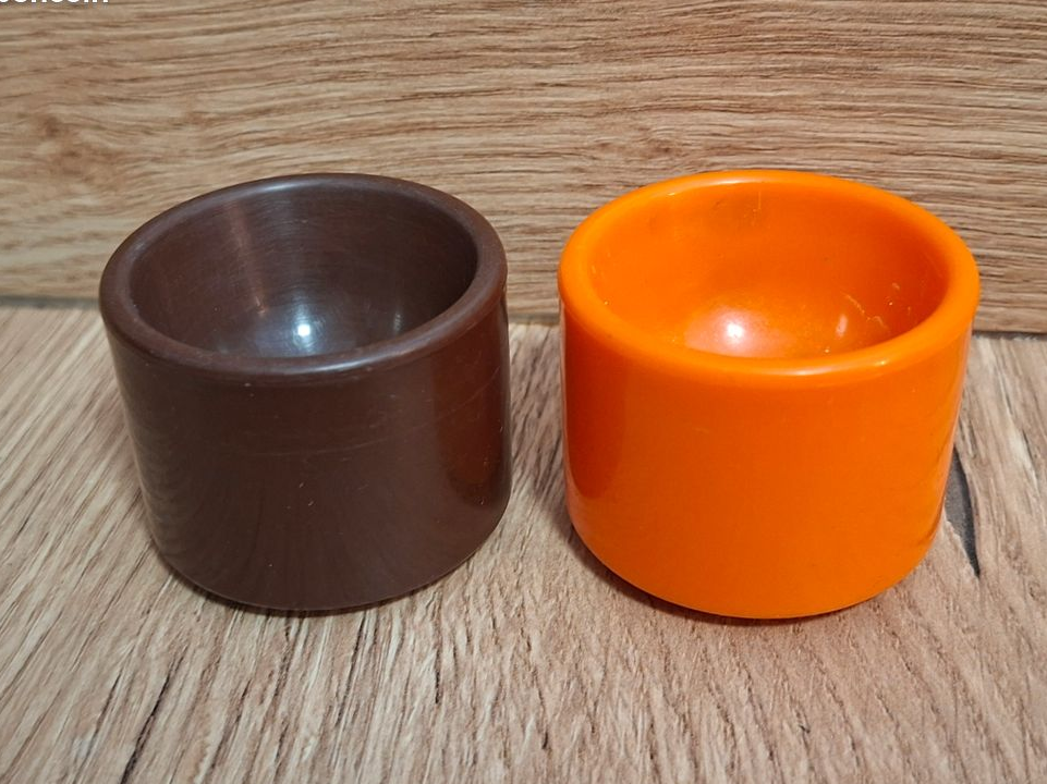 2 coquetiers plastique vintage orange marron 70’s