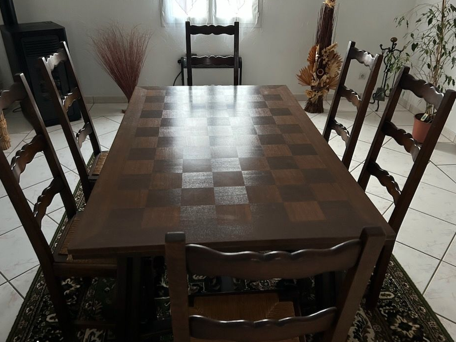 Vend salle à manger complète style espagnole en chêne un buffet avec une table avec rallonge et 6 chaises en paille plus un lustre. En trés bon état. Règlement en main propre uniquement