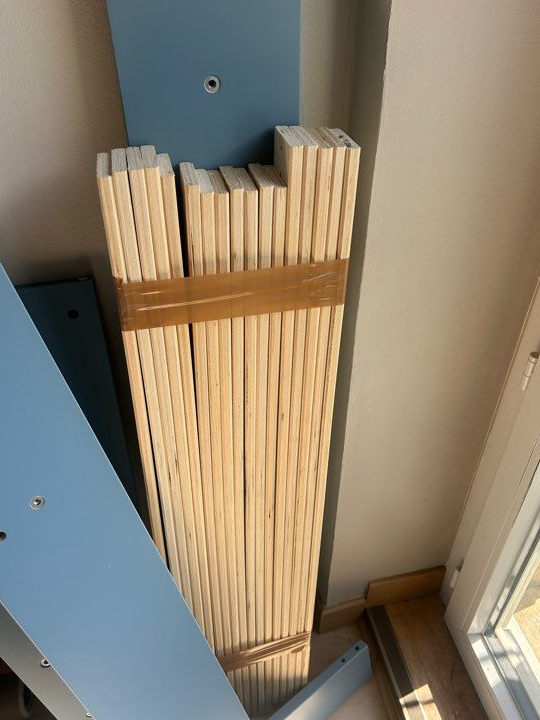 Lit enfant tête de lit bleue avec sommier à latte en bois
