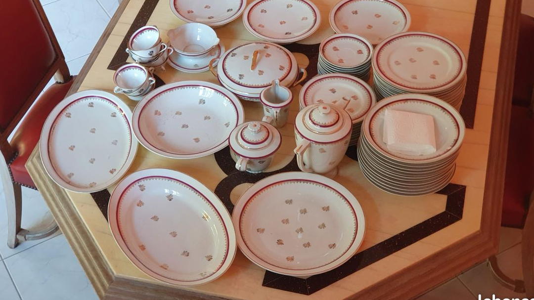Service en PORCELAINE de LIMOGES DE 74 pièces