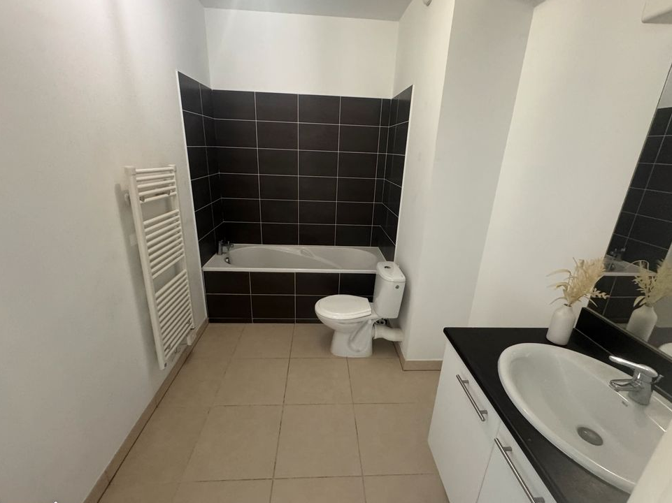 Loue grand studio avec terrasse proche gare