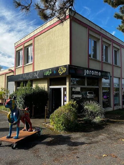 Chaise NINA revêtement PIQUAGE carré velours OR pieds et poignée acier en noirs