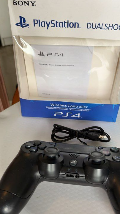 Ps4 pro+ câbles + manette