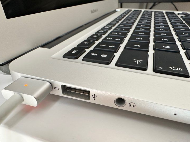 MacBook Air 13” i5, 8 Go RAM, SSD 128 Go, Très bon état Silver Argent