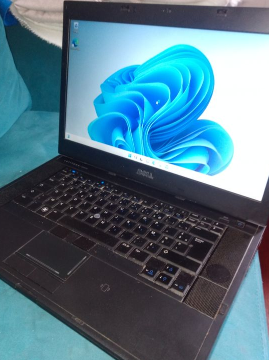 Bonjour je vends un ordinateur pc portable de marque dell ram 8 gigas bon état clavier rétro eclairé 
Batterie ok ++ 😜😜😜😜😜😜😜😜😜😱😱