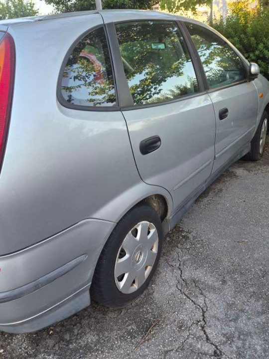 Nissan almera essence