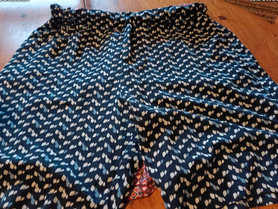 Jupe short 38/40 , Manteau quasi neuf 38/40 , Robe tunique 13e le lot