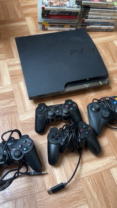 PS3 avec 17 jeux 4 manette