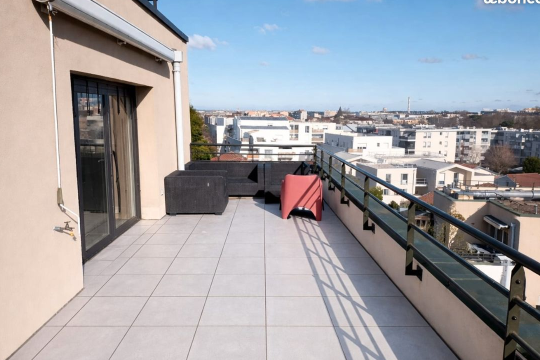 Bel Appartement t 4 84 m2 toit terrasse dernier etage