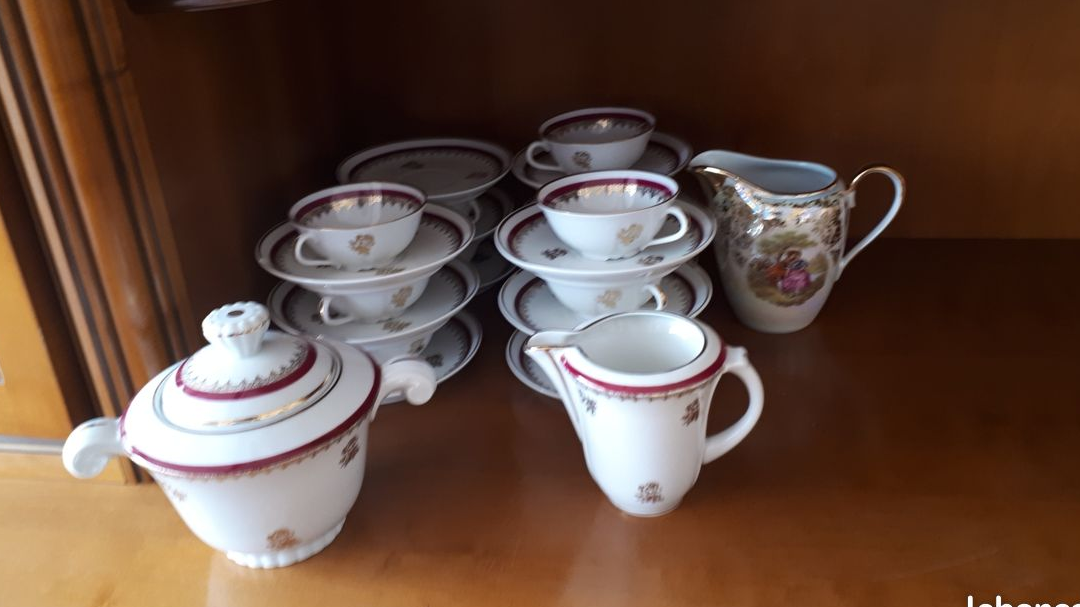 Service en PORCELAINE de LIMOGES DE 74 pièces