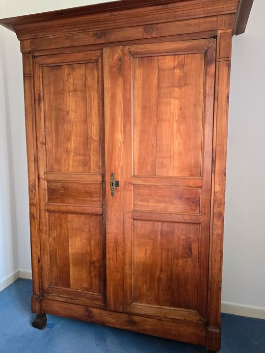 Armoire ancienne en noyer – Bon état – Beaucoup de charme