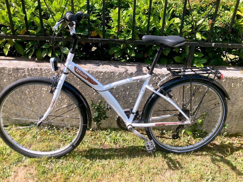 Vélo DECATHLON-ADULTE mixte 1M40 à1m75-roues26 pouces-21 vitesses-porte bagages-GARDE BOUE-lumièresLEEDS NEUVES-guido réglable dans tous le sens -Révisé par mes soins-BON ETAT GENERALE