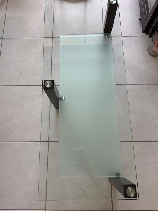 Lot de 3 tables en verre – 100 l’ensemble