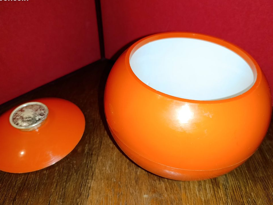 Ancien glacier, seau, bac à glaçons isothermique en forme d'une boule Années 70'' . En plastique ABS couleur orange pop. Signé