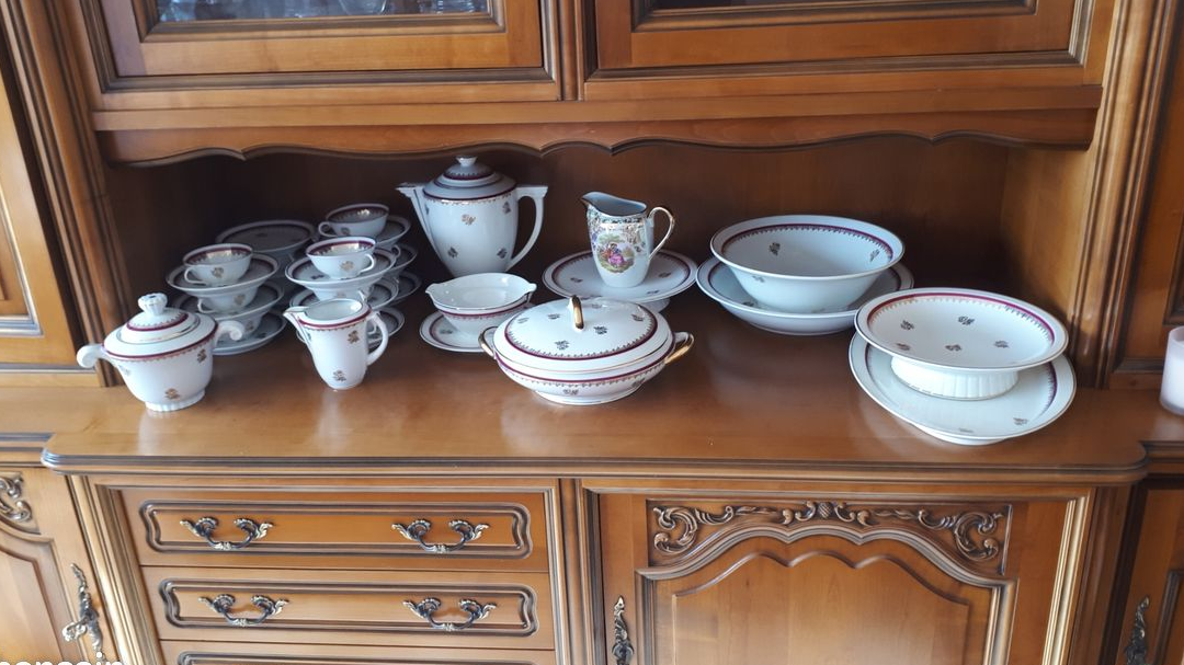 Service en PORCELAINE de LIMOGES DE 74 pièces