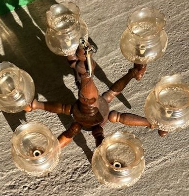 Vend salle à manger complète style espagnole en chêne un buffet avec une table avec rallonge et 6 chaises en paille plus un lustre. En trés bon état. Règlement en main propre uniquement