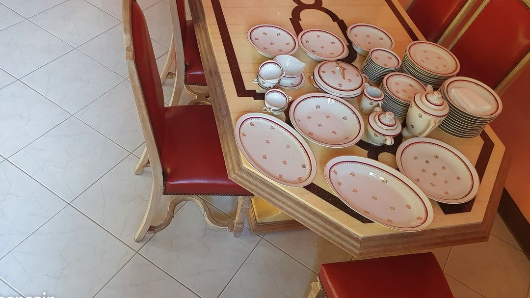 Service en PORCELAINE de LIMOGES DE 74 pièces