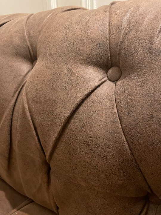 👉 Canapé Chesterfield marron – style cuir – très bon état 🛋️