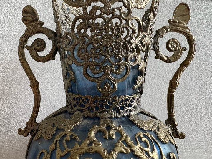 Art nouveau 14 vase cassé verre bleu cerclage métal argenté ciselé aigle papillons vintage ancien
