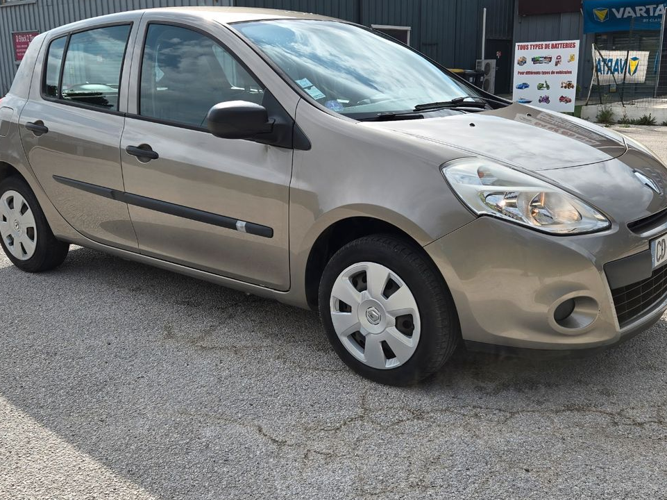 Renault clio III de 03/2012 87 497 km CT a jour entretien effectuée