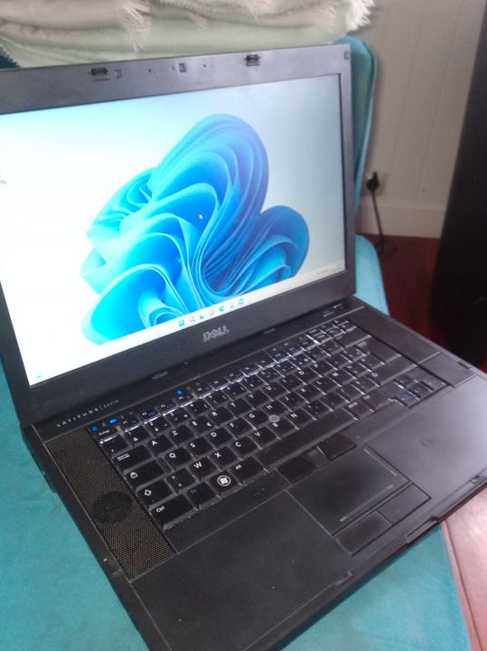 Bonjour je vends un ordinateur pc portable de marque dell ram 8 gigas bon état clavier rétro eclairé 
Batterie ok ++ 😜😜😜😜😜😜😜😜😜😱😱
