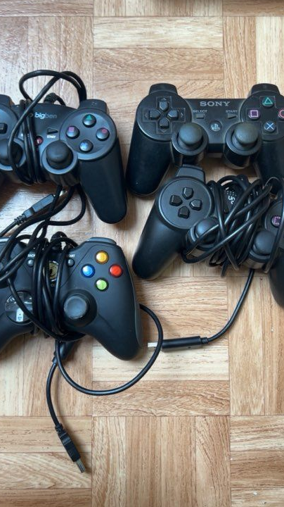 PS3 avec 17 jeux 4 manette