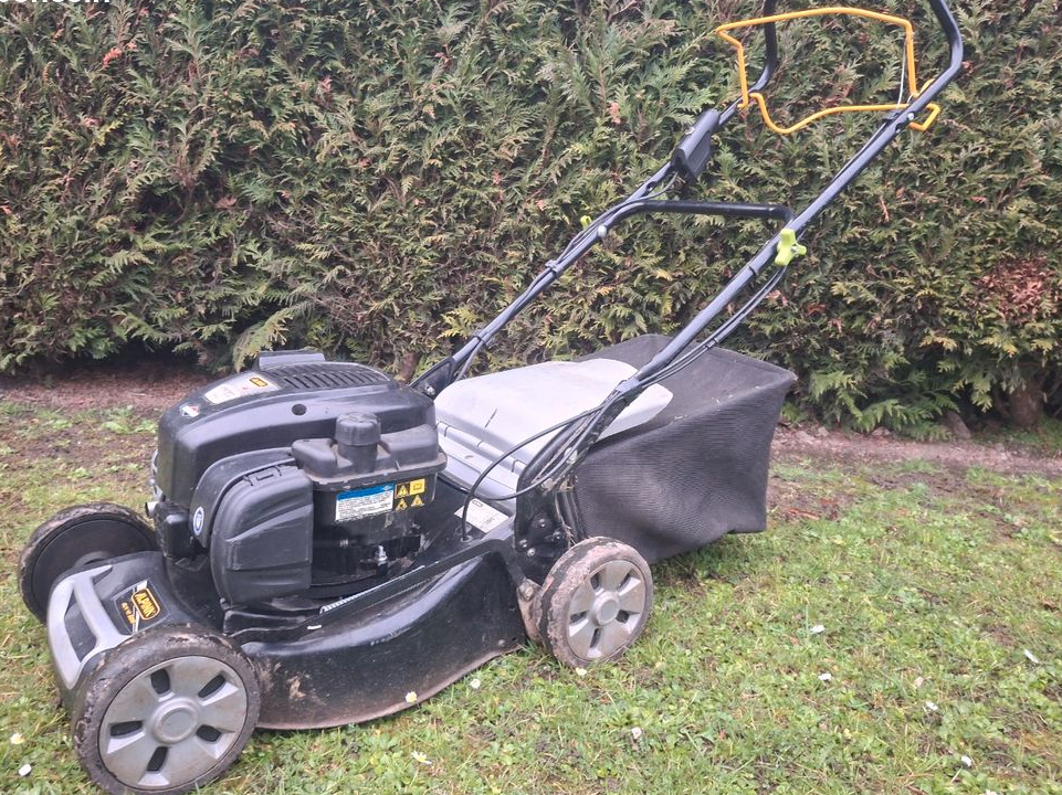 Tondeuse thermique tractée