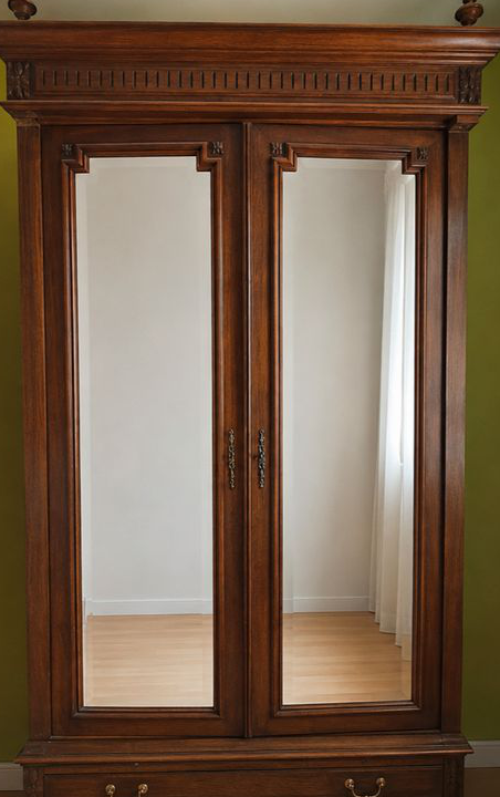 Armoire en bois massif avec miroirs et tiroir bas