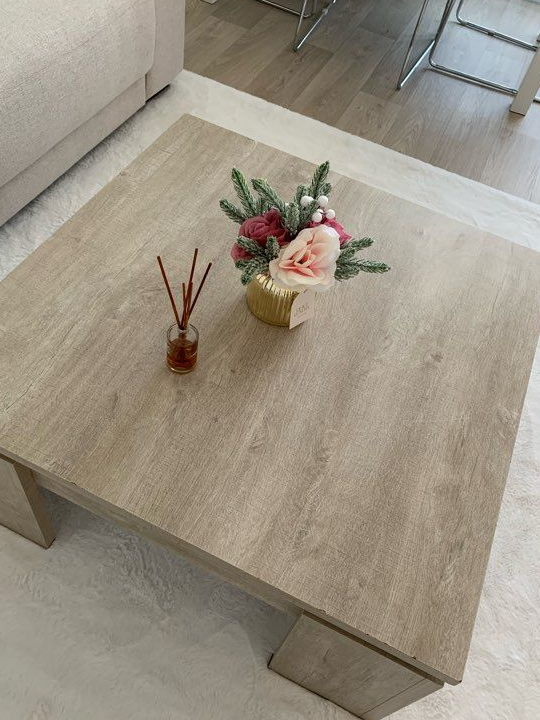 Table basse salon coloris beige clair bois