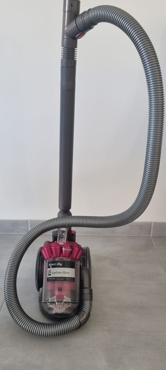 Aspirateur traineau dyson city DC26 carbon fibre sans sac traineau