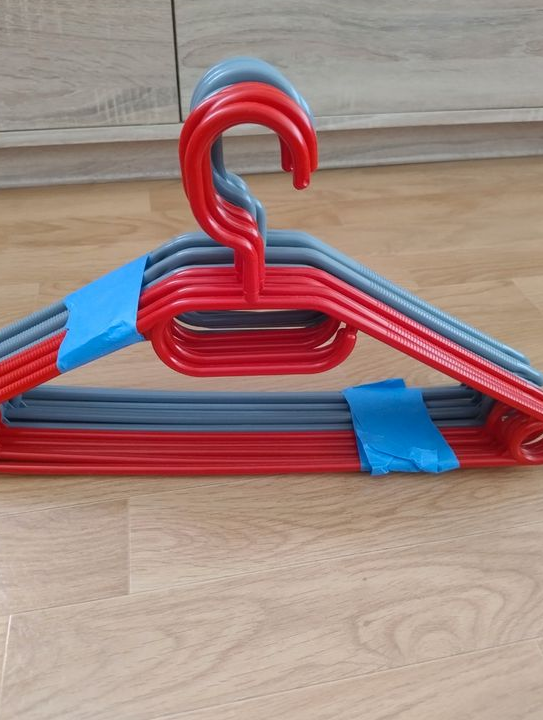 11 cintres en plastique
