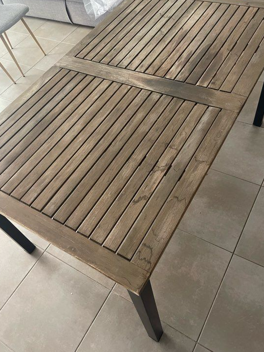 Table de jardin avec chaises